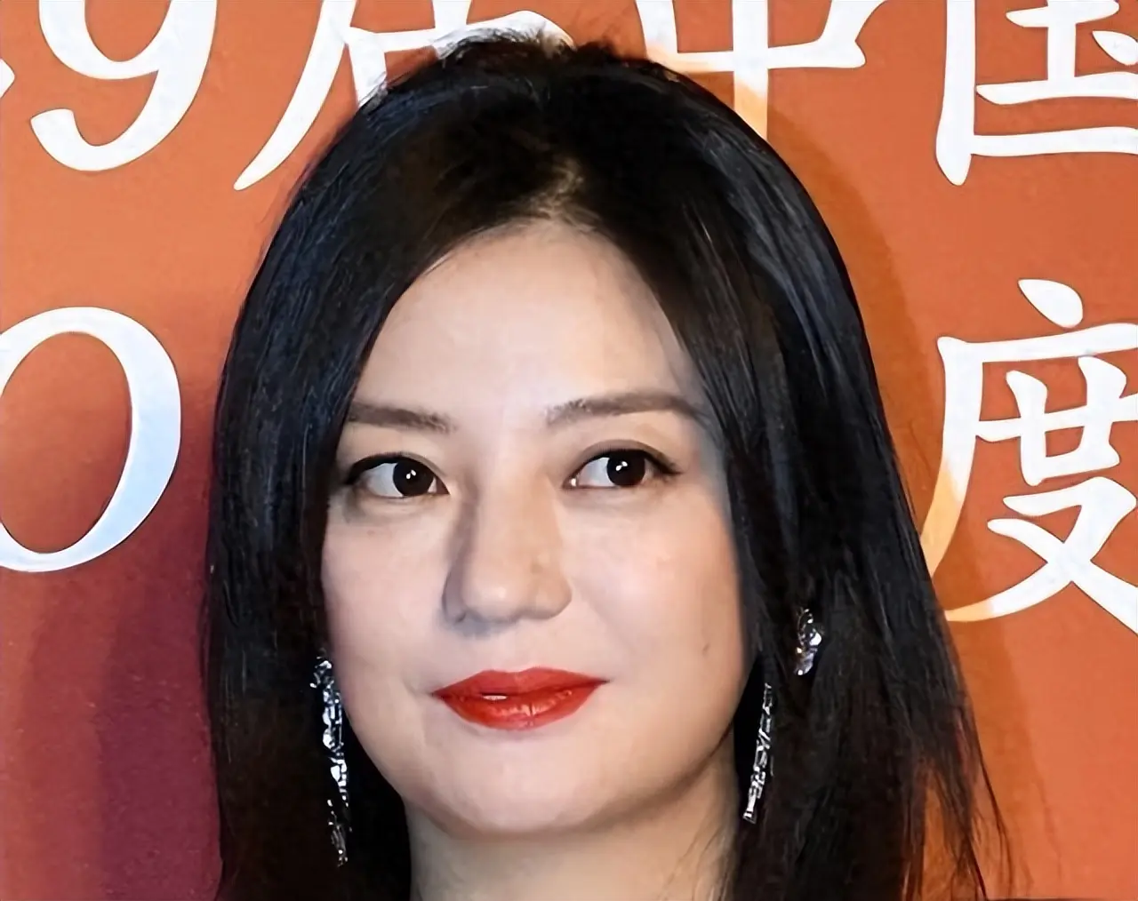 婚离了、事业也没了!被封5年后,赵薇近况曝光