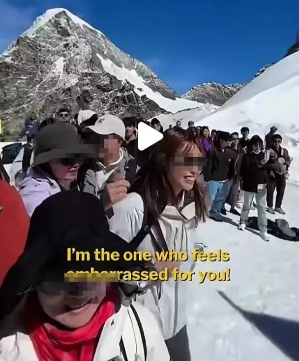 华人吵架吵到雪山顶！“尊老爱幼”能不能插队？
