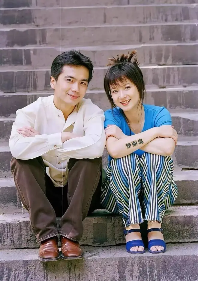 许亚军一家四口合影曝光！前妻何晴之子罕同框