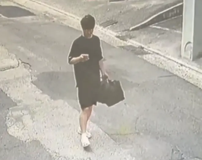 最新监控:杀害在韩中国女生嫌犯提黑塑料袋丢垃圾
