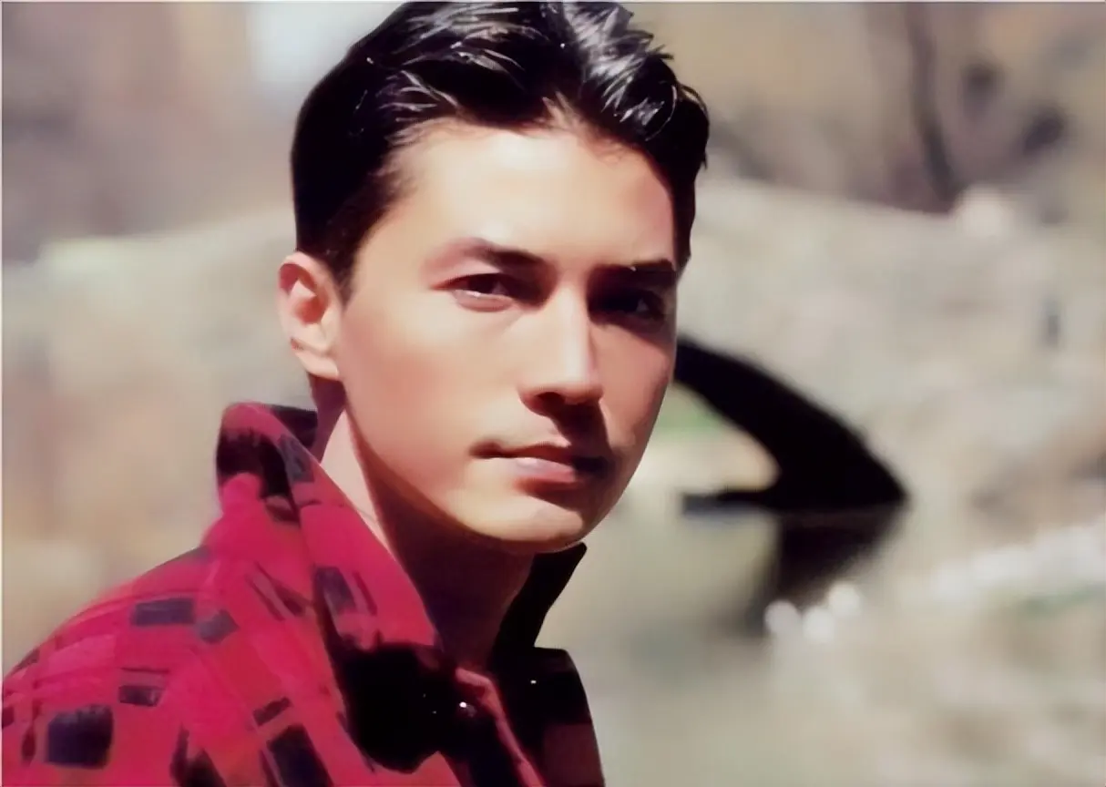 离婚 47 年后，74 岁尊龙现状曝光，隐居加拿大深山，没后代也不社交