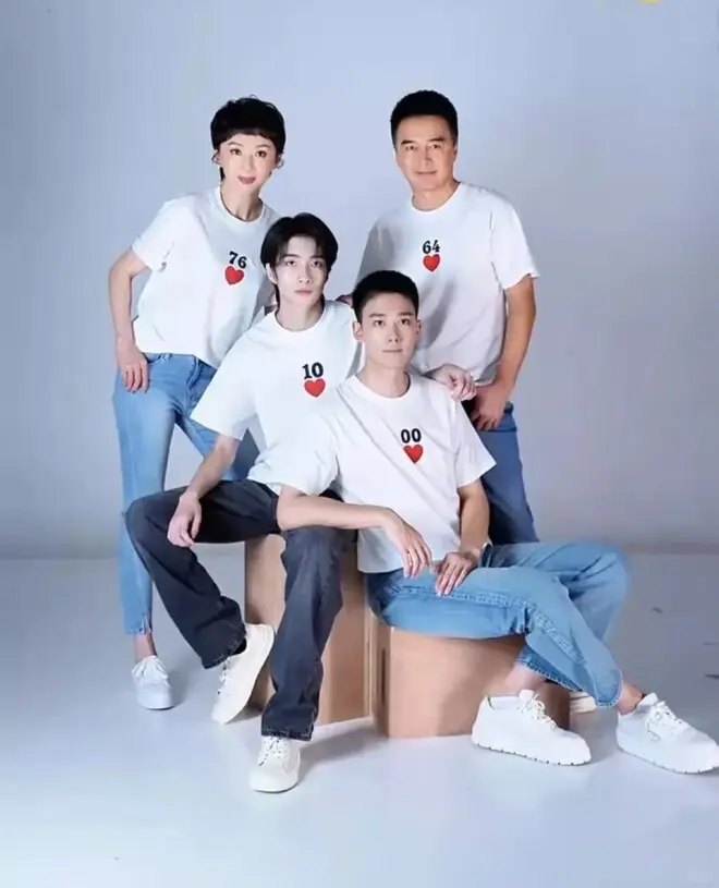 许亚军一家四口合影曝光！前妻何晴之子罕同框