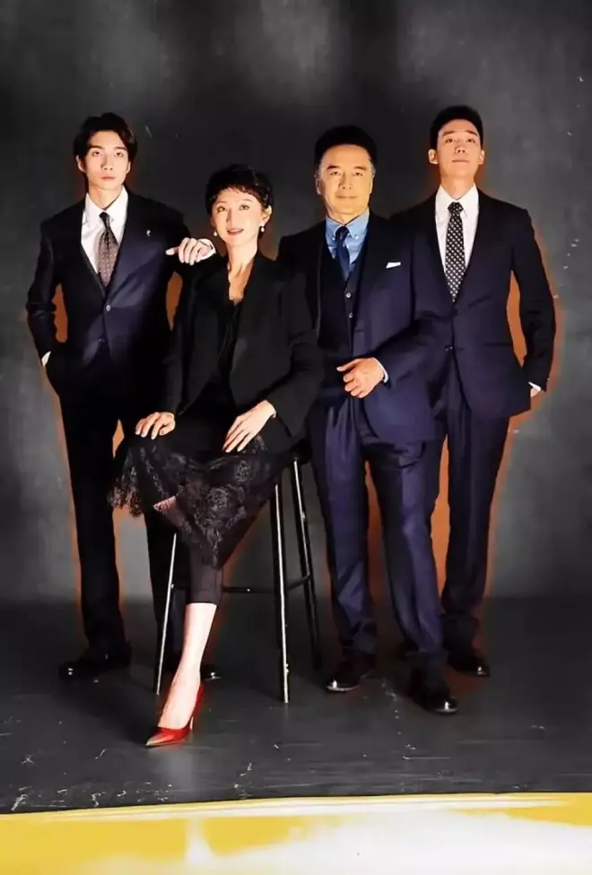 许亚军一家四口合影曝光！前妻何晴之子罕同框