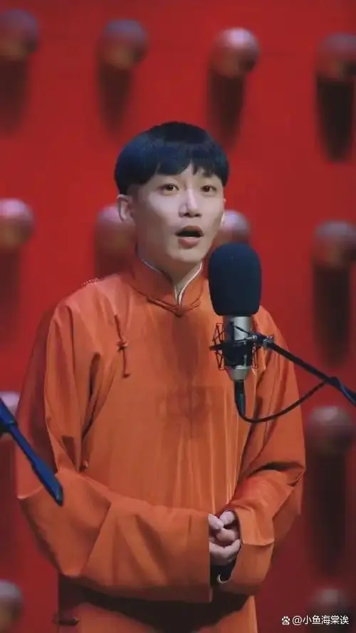 好奇查了一下何九华的出身，一查才发现网传何九华根本不是什么普通相声演员，他就是一个富二代呀！科班出身家境优渥，却十五年无代表作