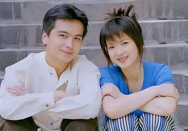 许亚军一家四口合影曝光！前妻何晴之子罕同框