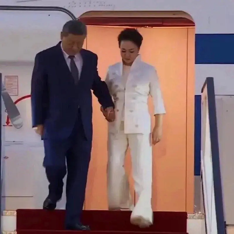 习近平下机紧握妻的手被作文章 央视剪掉画面帮倒忙？