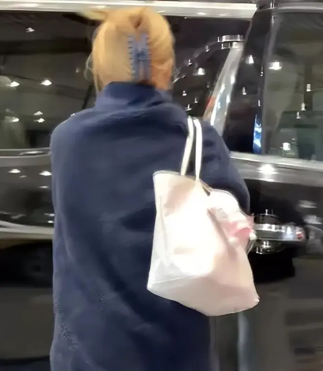 16岁赵薇女儿近照引关注，穿搭气质变化大