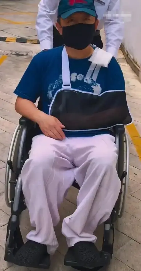 黄渤自曝骑车摔成锁骨骨折：骑车千万不能三心二意，遭老罪了