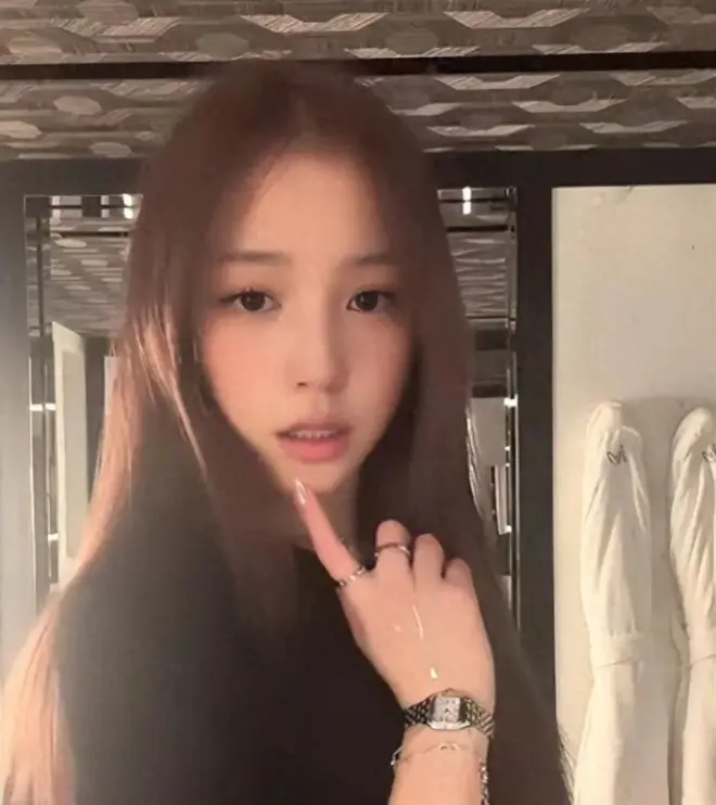 16岁赵薇女儿近照引关注，穿搭气质变化大