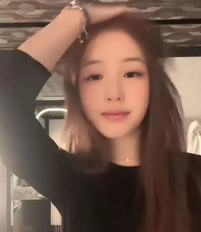 16岁赵薇女儿近照引关注，穿搭气质变化大