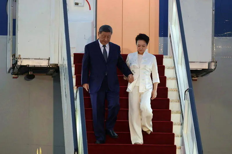 习近平下机紧握妻的手被作文章 央视剪掉画面帮倒忙？