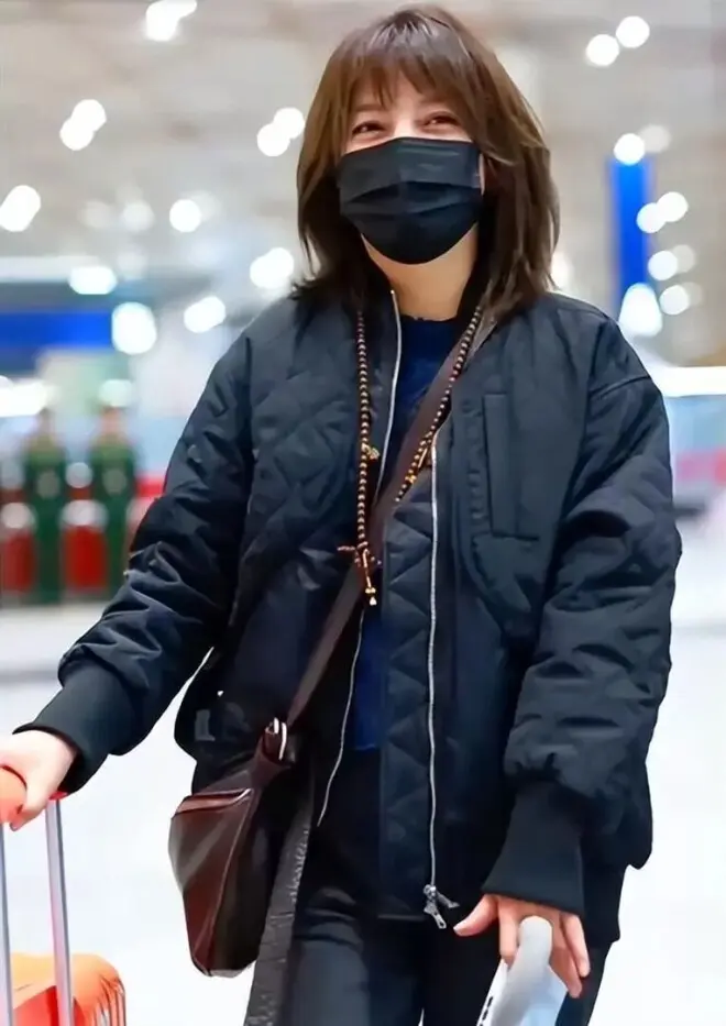 16岁赵薇女儿近照引关注，穿搭气质变化大