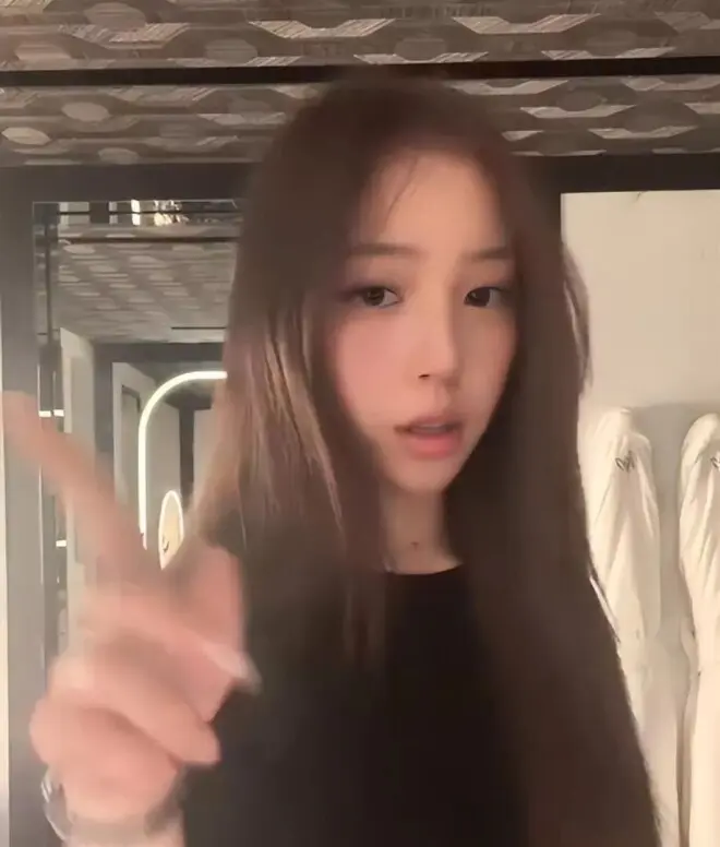 16岁赵薇女儿近照引关注，穿搭气质变化大