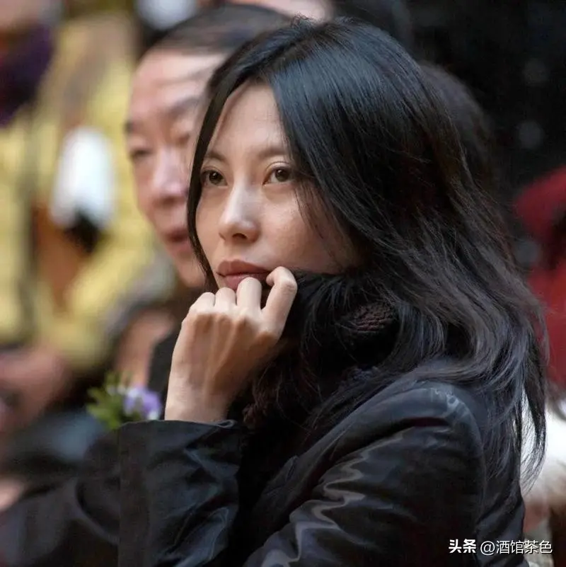 何勇前妻是她，北大才女顶级编导，如今前夫去世，她再婚生双胞胎