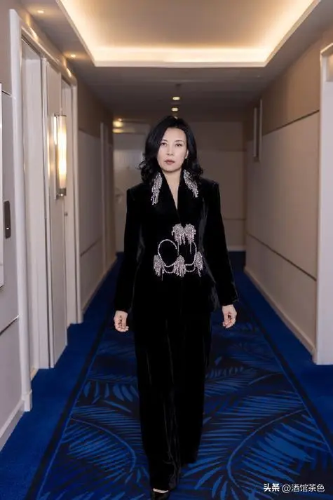何勇前妻是她，北大才女顶级编导，如今前夫去世，她再婚生双胞胎