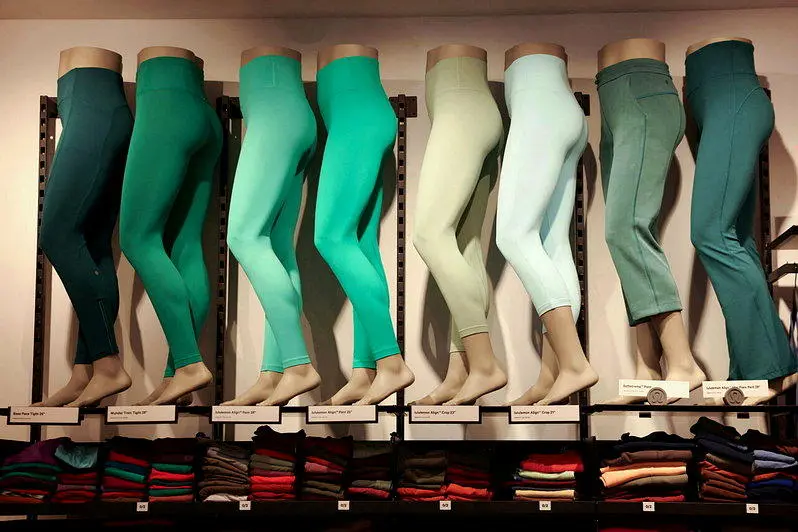 Lululemon紧身裤卖不动、再砍财测 盘后股价崩18% 新CEO将接烫手山芋