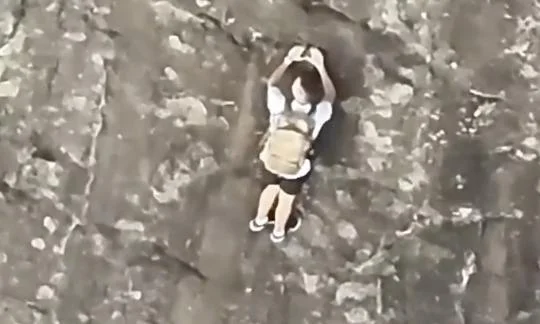 美国男子徒手攀岩被困79米高悬崖 报警求救:别上新闻,怕爸爸担心