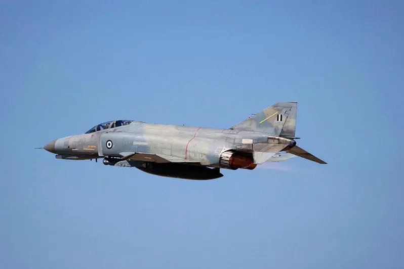 直击／希腊航空展传意外 F-4幽灵战机表演坠毁民宅区