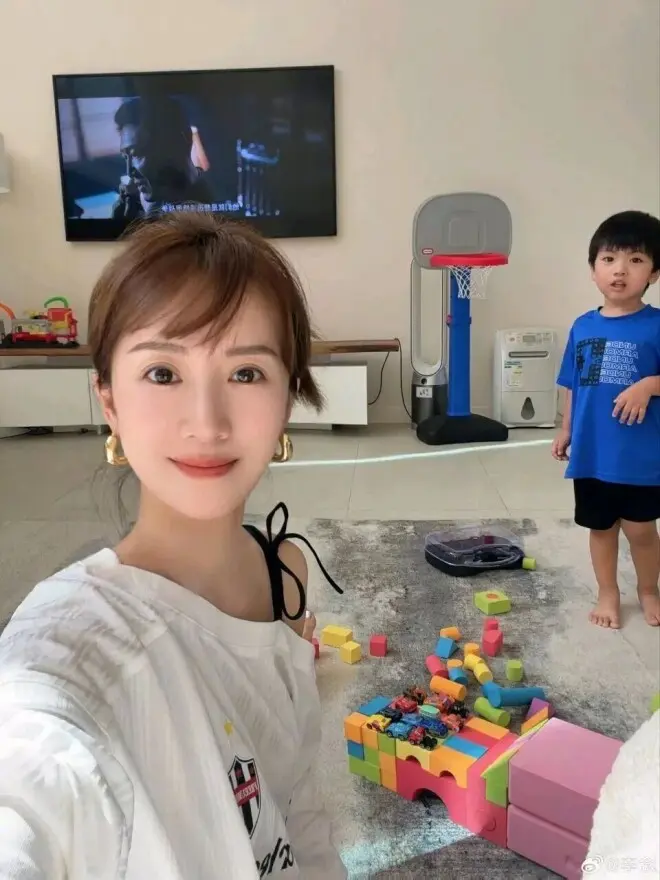 李念和14岁大女儿同框跳舞，气质一甜一冷姐妹花