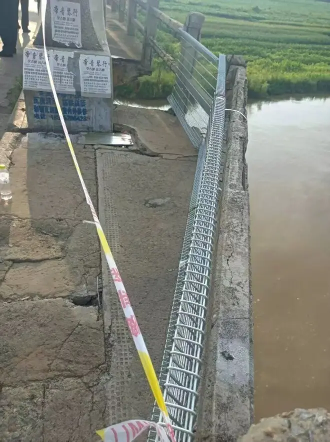 山东一大桥桥板脱落，1人坠亡