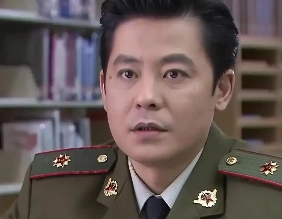 61岁演员炫耀美国生活：祖孙三代奢华享乐，声称我努力我尽情享受
