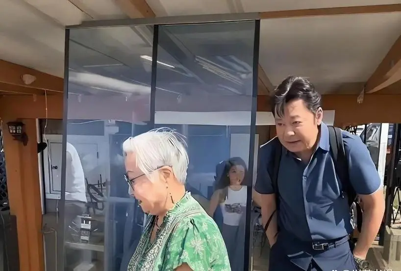 61岁演员炫耀美国生活：祖孙三代奢华享乐，声称我努力我尽情享受