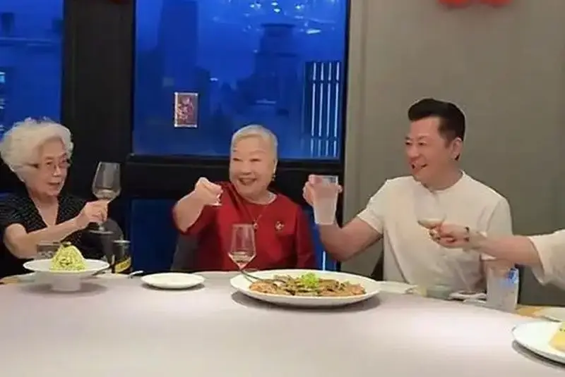 61岁演员炫耀美国生活：祖孙三代奢华享乐，声称我努力我尽情享受