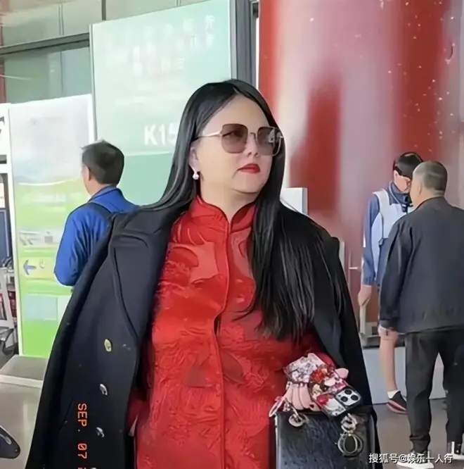 李湘母女新加坡度假！湘姐暴瘦肩背都薄了...