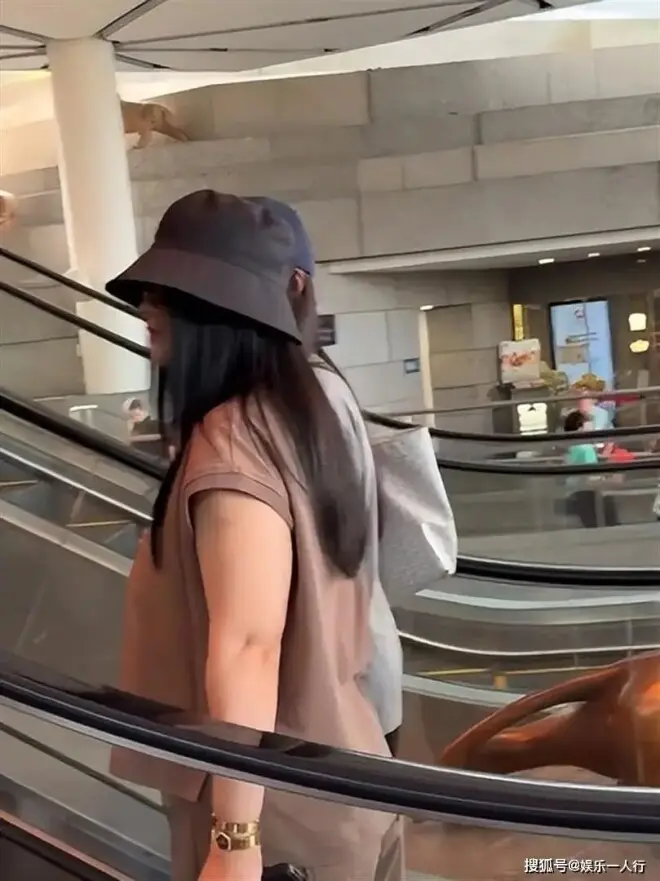 李湘母女新加坡度假！湘姐暴瘦肩背都薄了...