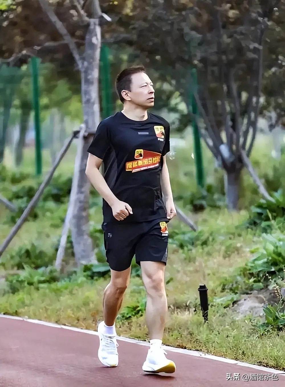 张朝阳身价亿万，62岁却仍未婚，弟弟早已出家，未来家产谁继承？