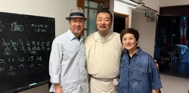 68岁邓婕笑容勉强,71岁张国立沧桑,44岁张默在泰国逍遥
