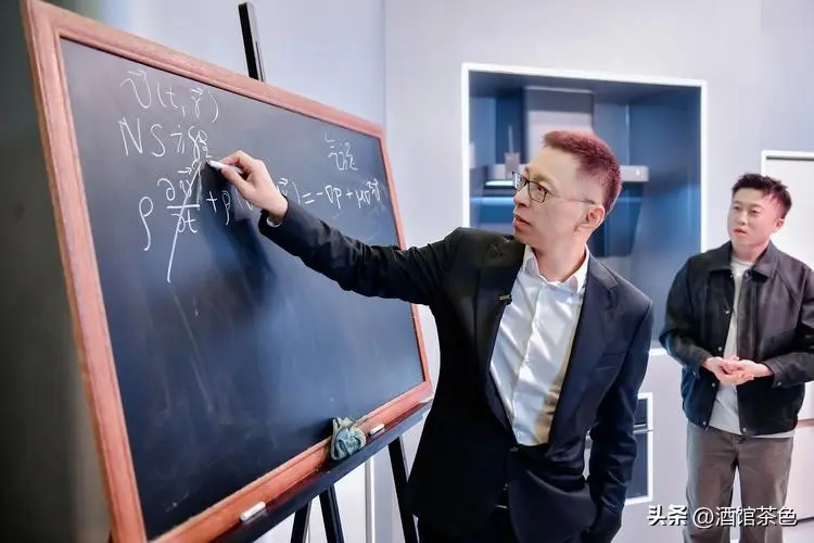 张朝阳身价亿万，62岁却仍未婚，弟弟早已出家，未来家产谁继承？