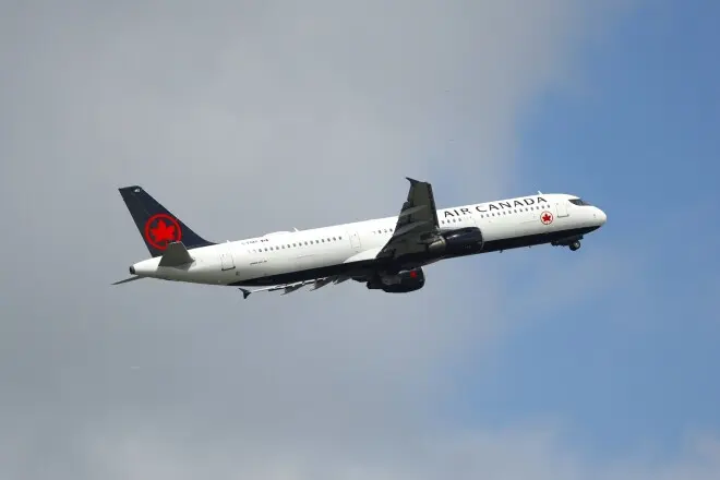 惊险！多伦多飞美国航班空中撞上"白色物体"，发动机狂震紧急返航
