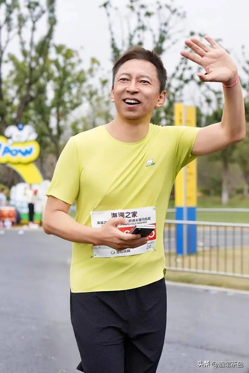 张朝阳身价亿万，62岁却仍未婚，弟弟早已出家，未来家产谁继承？
