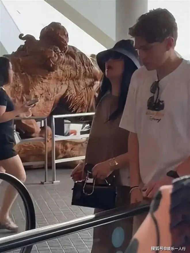 李湘母女新加坡度假！湘姐暴瘦肩背都薄了...