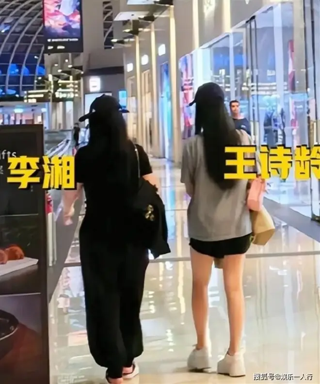 李湘母女新加坡度假！湘姐暴瘦肩背都薄了...