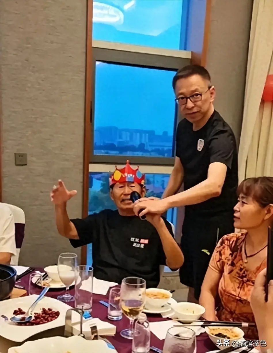 张朝阳身价亿万，62岁却仍未婚，弟弟早已出家，未来家产谁继承？