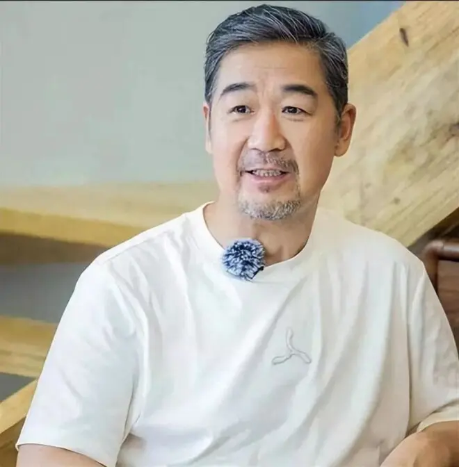 68岁邓婕笑容勉强,71岁张国立沧桑,44岁张默在泰国逍遥