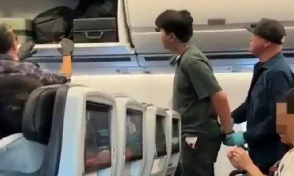 太可疑! 上海男赴美航班上挥拳打人 落地即被FBI铐走!?