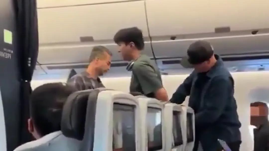 太可疑! 上海男赴美航班上挥拳打人 落地即被FBI铐走!?