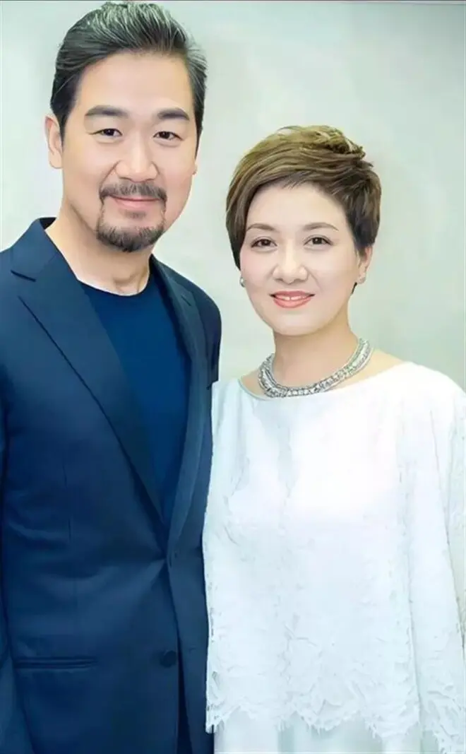 68岁邓婕笑容勉强,71岁张国立沧桑,44岁张默在泰国逍遥