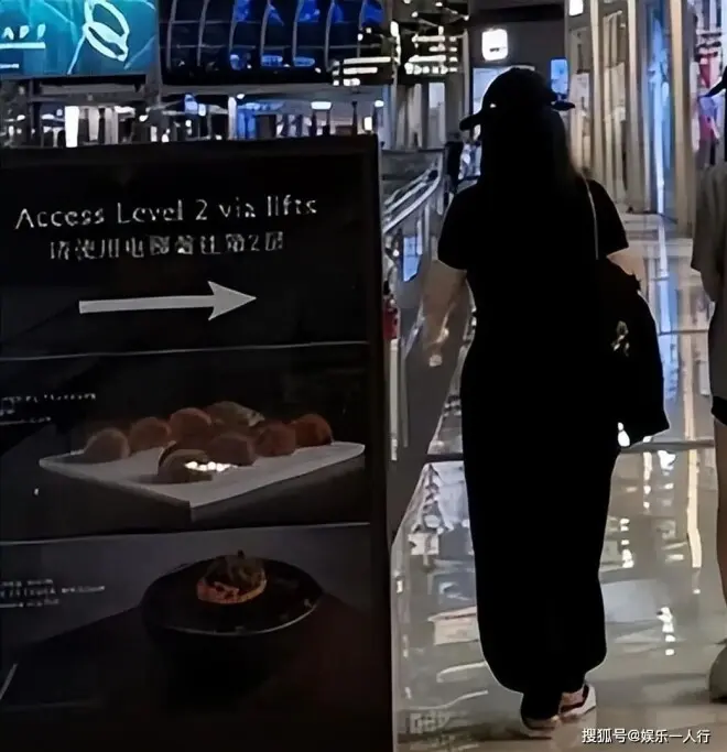 李湘母女新加坡度假！湘姐暴瘦肩背都薄了...