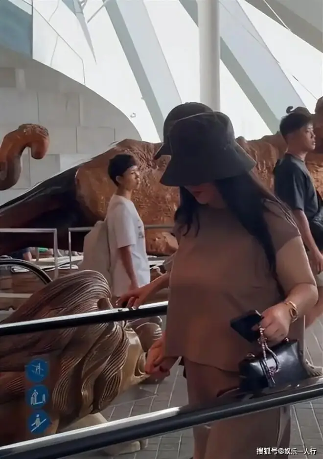 李湘母女新加坡度假！湘姐暴瘦肩背都薄了...