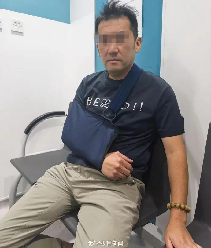 “3个人把我按在地上殴打”,500万粉丝中国博主称在伦敦街头直播时被打伤,手表链扯断差点被抢走,大使馆工作人员回应