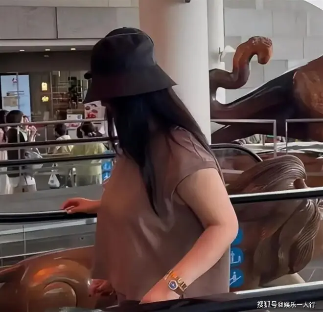 李湘母女新加坡度假！湘姐暴瘦肩背都薄了...