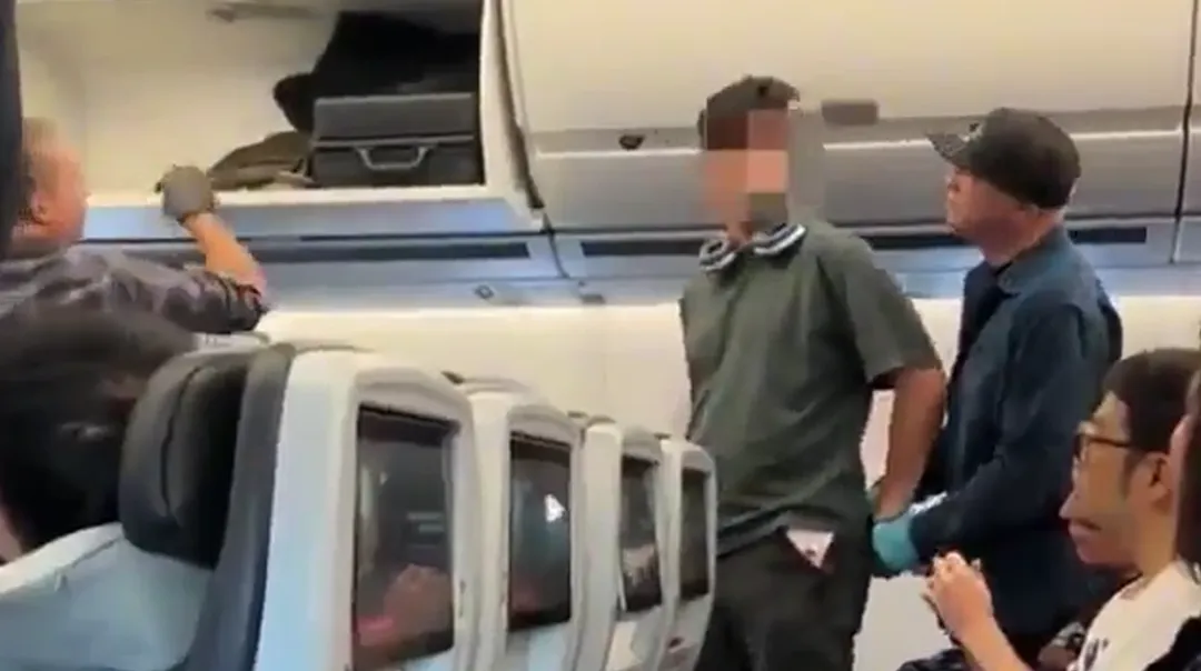 太可疑! 上海男赴美航班上挥拳打人 落地即被FBI铐走!?