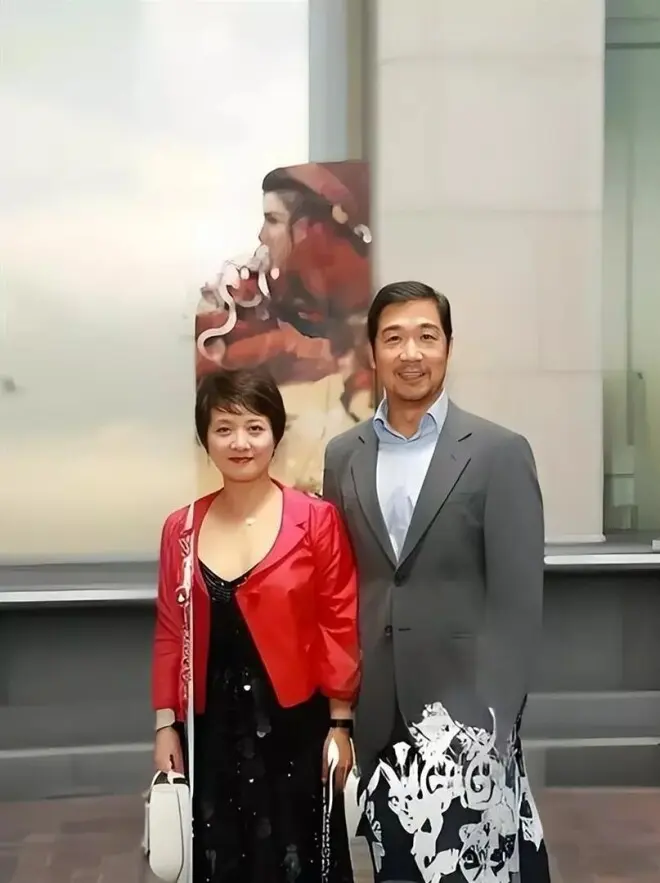68岁邓婕笑容勉强,71岁张国立沧桑,44岁张默在泰国逍遥