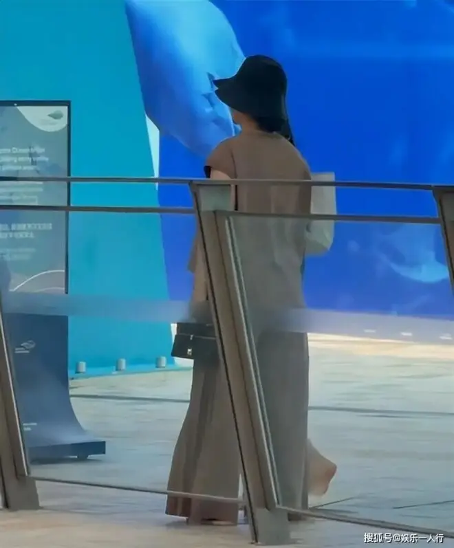 李湘母女新加坡度假！湘姐暴瘦肩背都薄了...