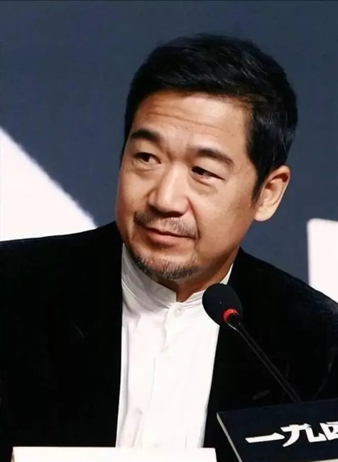 68岁邓婕笑容勉强,71岁张国立沧桑,44岁张默在泰国逍遥