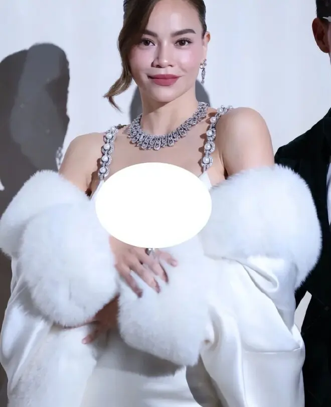 刘亦菲发合照裁掉越南女星 越南网友炸锅